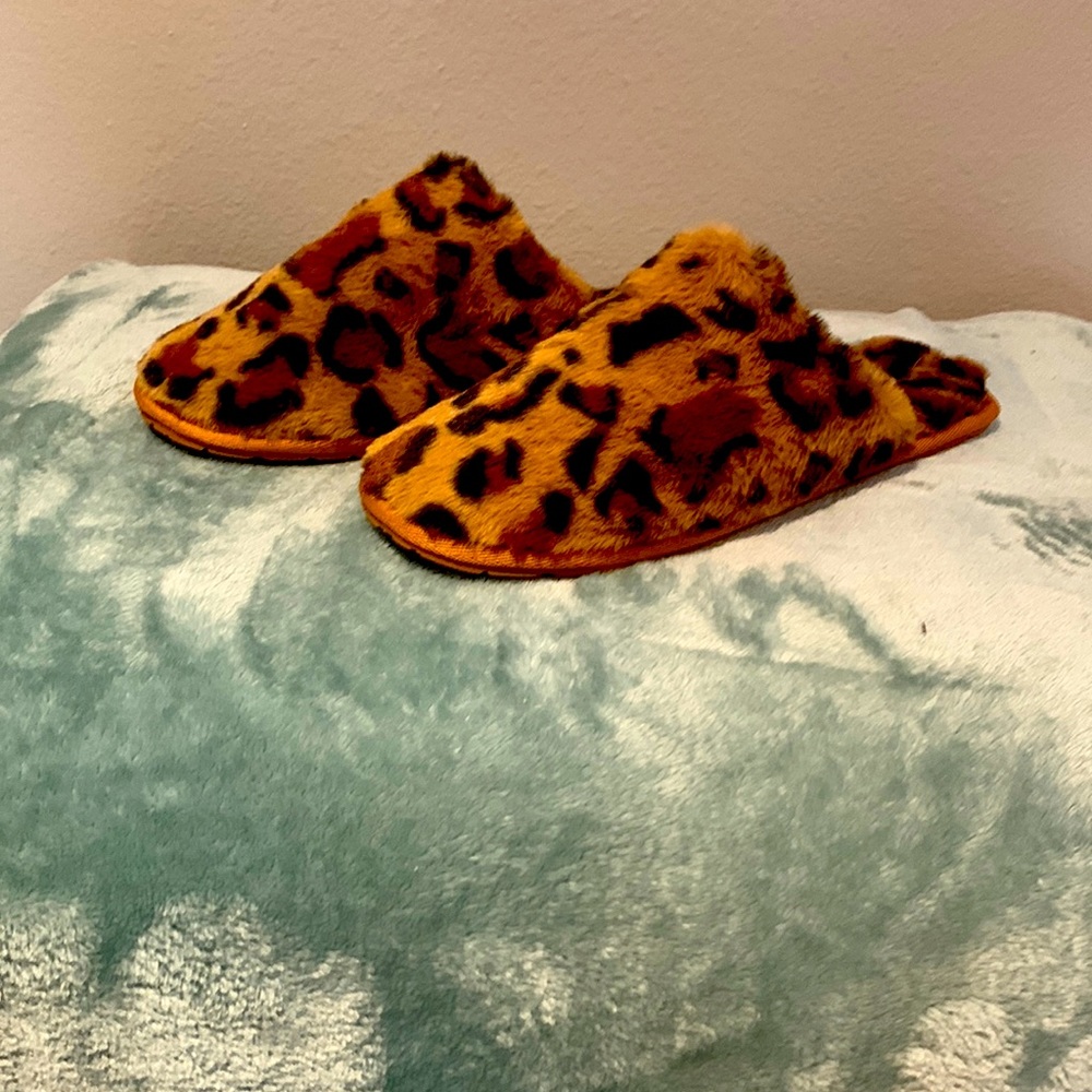 Soda faux fur slides